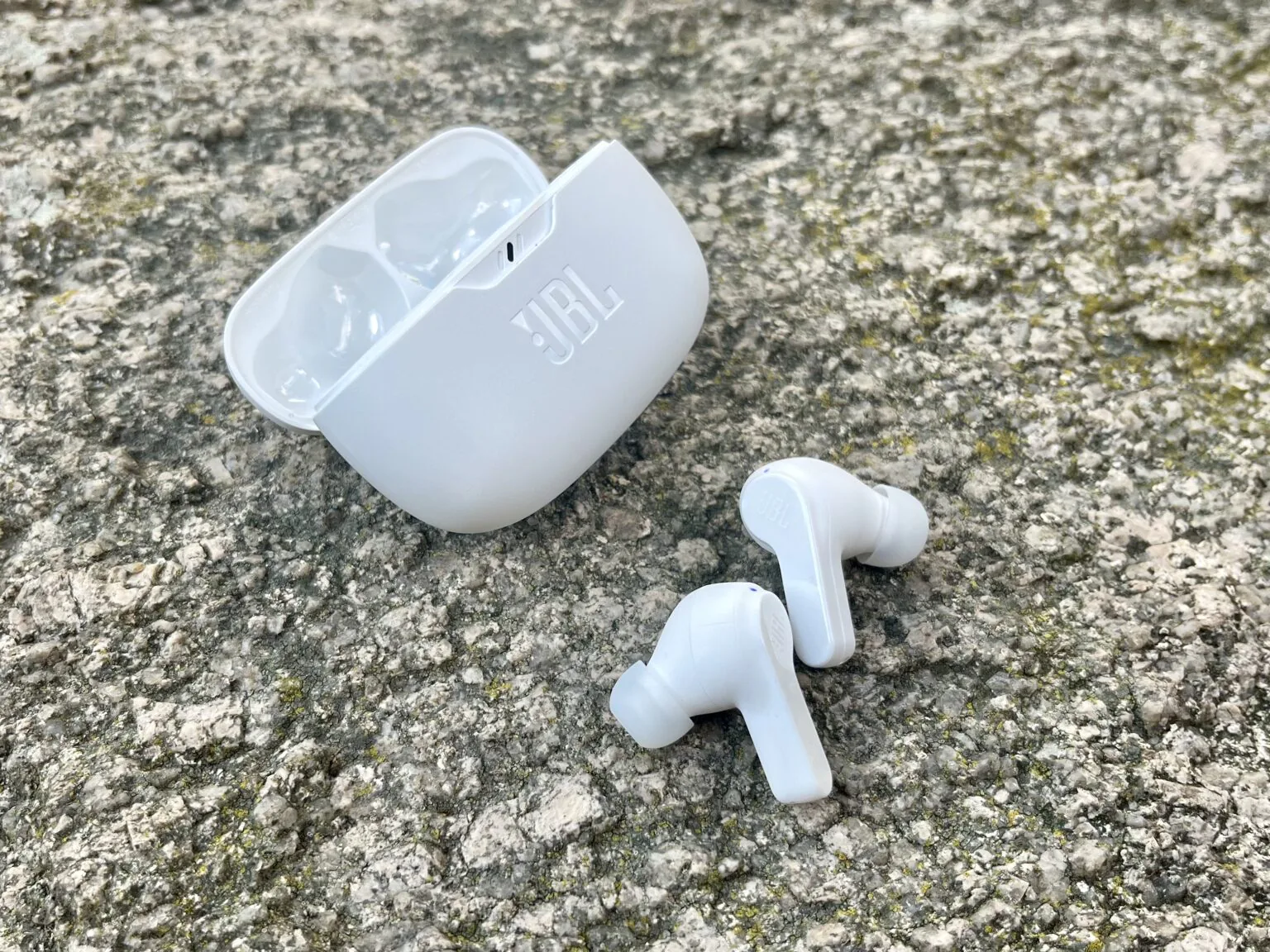 بررسی هدفون JBL Wave Beam: هدفون بی‌سیم ساده برای همه